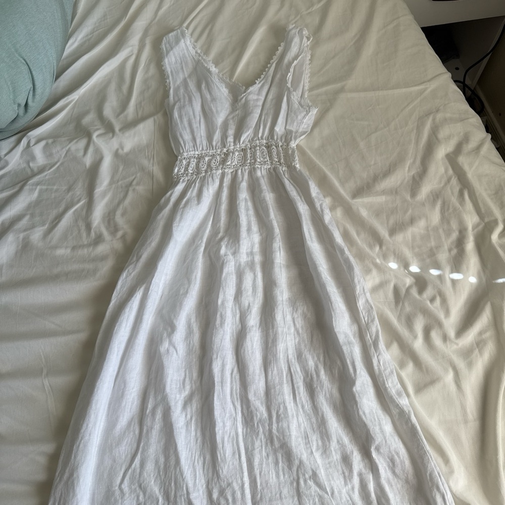 Elegant White Sleeveless Dress